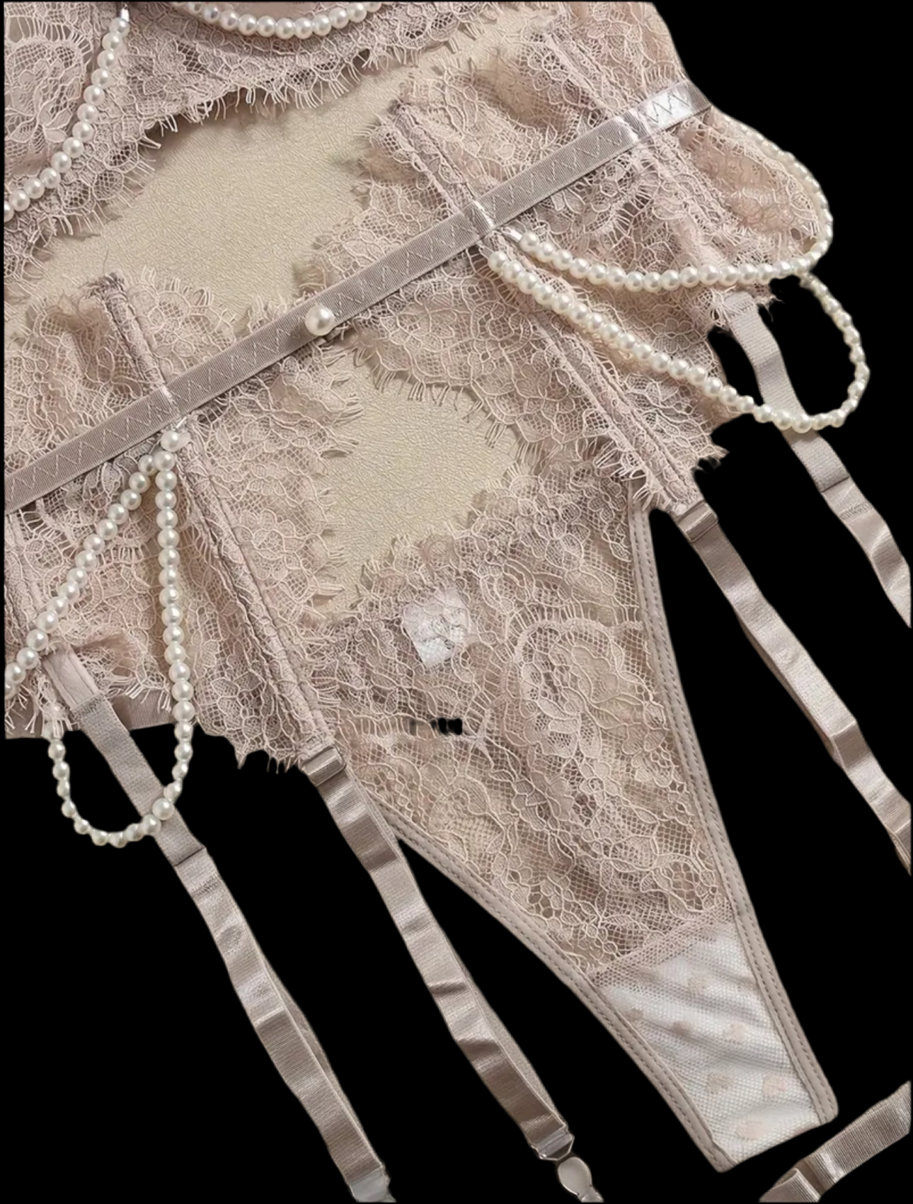 Conjunto de lencería color champán con encaje y detalles de perlas.