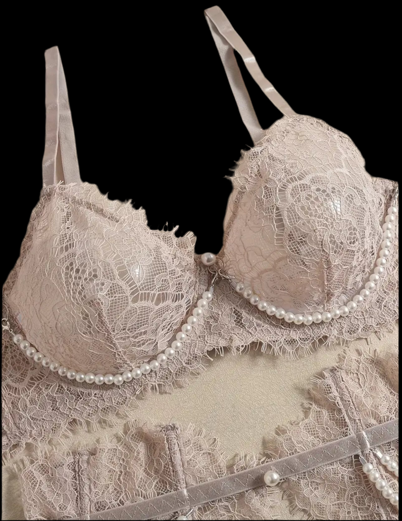 Conjunto de lencería color champán con encaje y detalles de perlas.