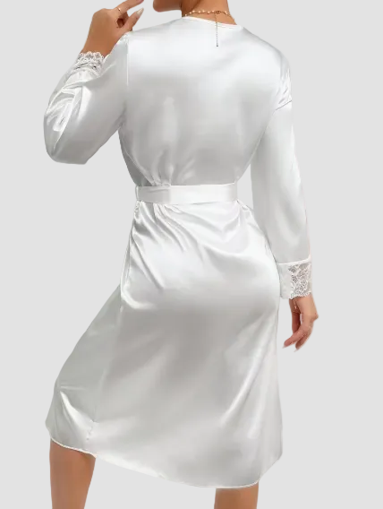 Elegante bata de seda satin charmeuse