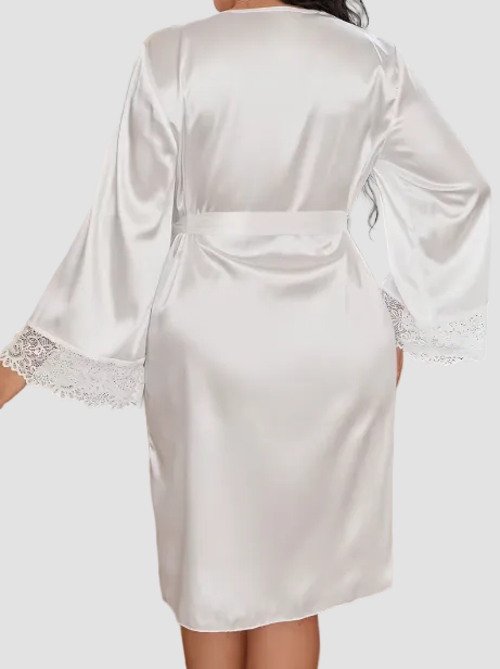 Elegante bata de satén con encaje y cinturón
