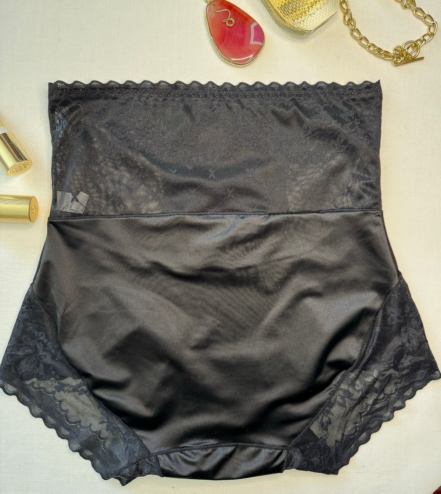 OFERTA Braga sensual talle alto con encaje y seda apariencia tanga.