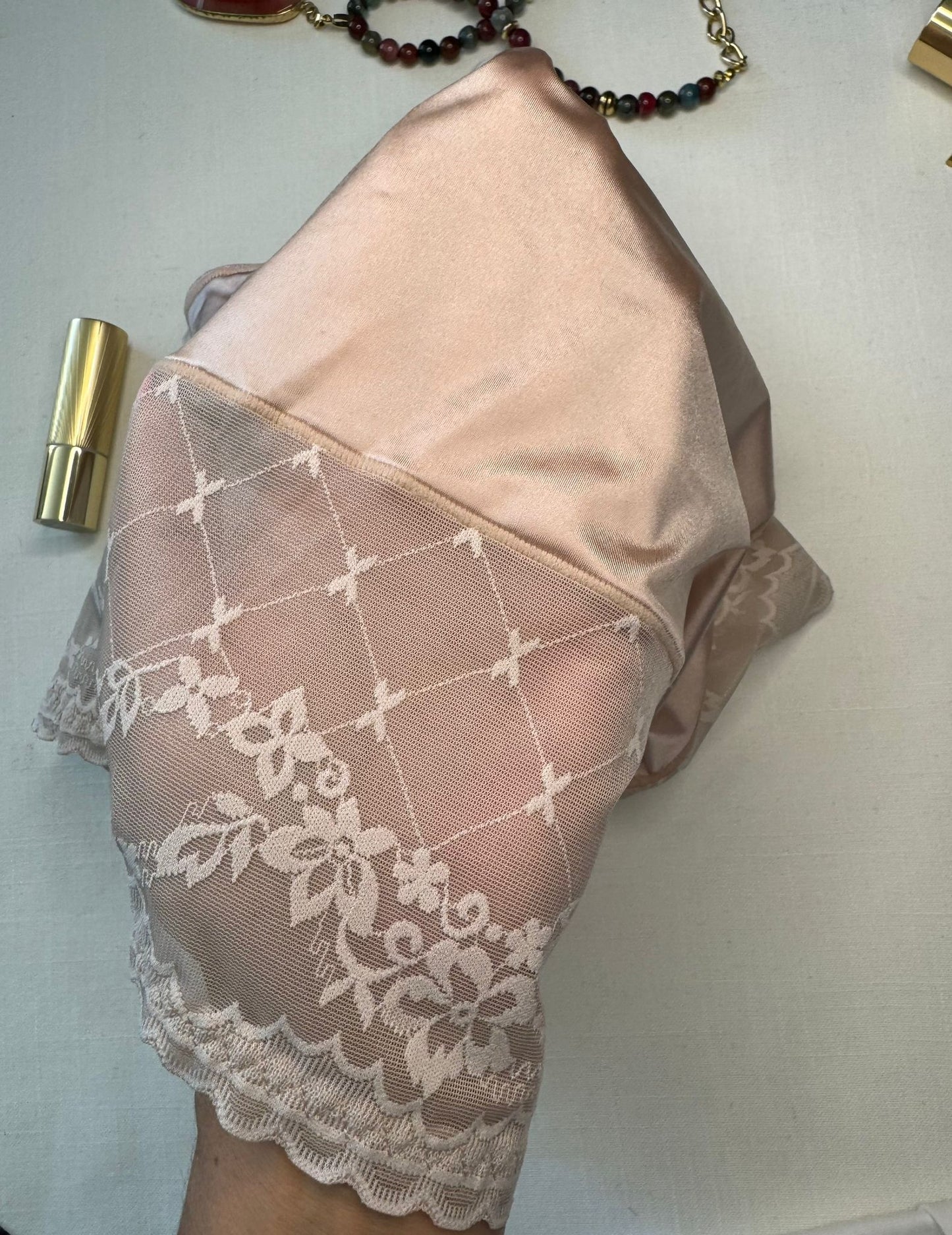 OFERTA Braga sensual talle alto con encaje y seda apariencia tanga.
