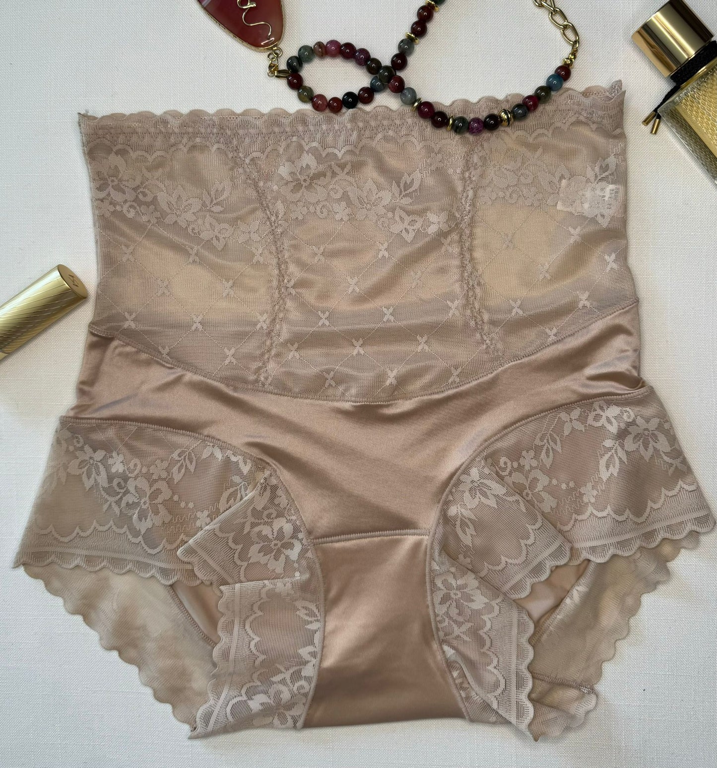 OFERTA Braga sensual talle alto con encaje y seda apariencia tanga.