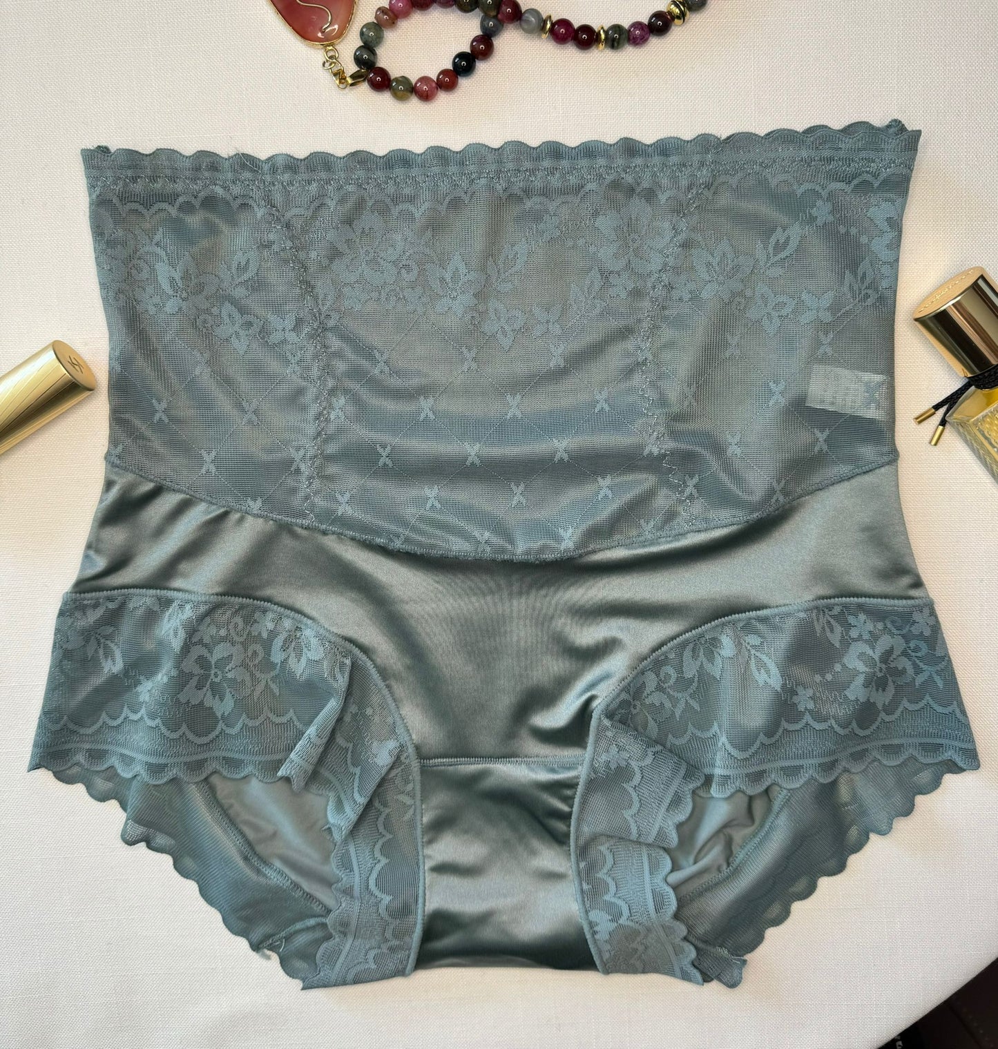 OFERTA Braga sensual talle alto con encaje y seda apariencia tanga.