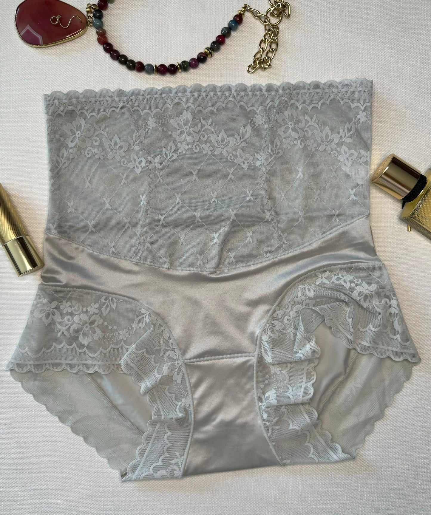 OFERTA Braga sensual talle alto con encaje y seda apariencia tanga.