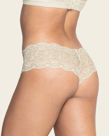 Braguita en encaje con transparencias y bordes redondeados