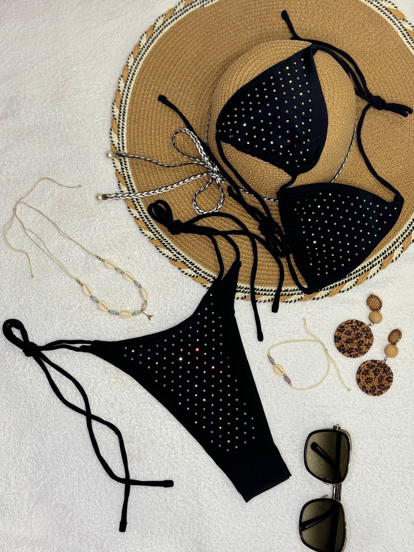 Bikini Negro con Pedrería – Glamour para Brillar con Estilo