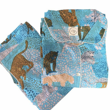 OFERTA -40% Pijama exótica azul con estampado de leopardos de colores