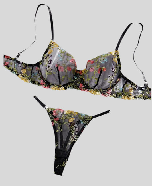 Conjunto de lenceria bordada con flores