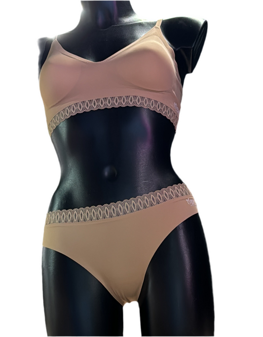 Conjunto invisible deportivo y diario con encaje en torso y cadera