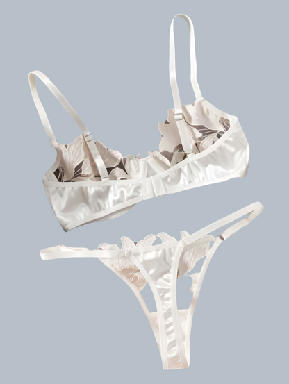 Set elegante y sensual con transparencias y orquídeas que se fusionan en tu piel