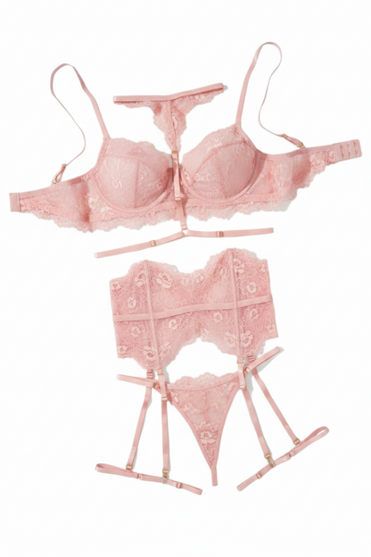 Conjunto de lencería de encaje con corset, ligas y ligueros.