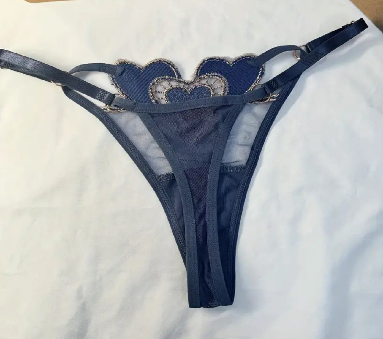 Tanga semitransparente, bordado de corazón