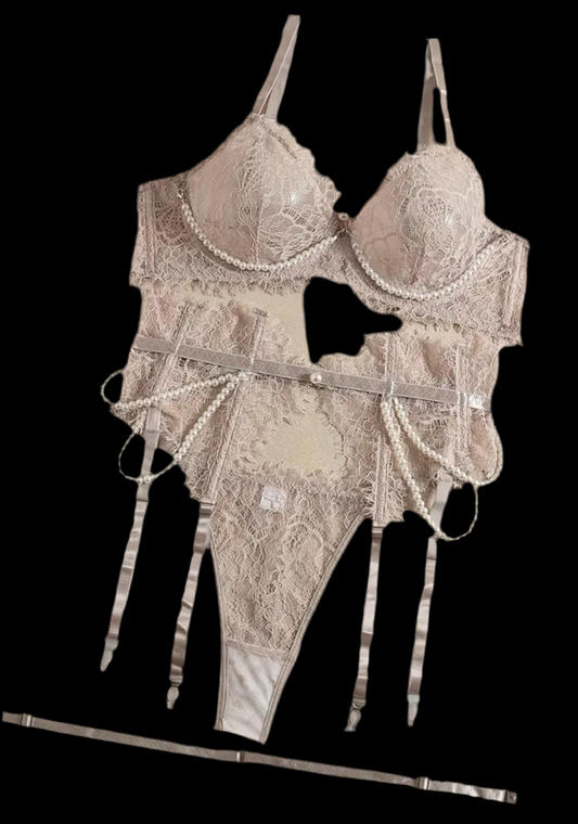 Conjunto de lencería color champán con encaje y detalles de perlas.