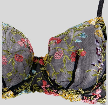 Conjunto de lenceria bordada con flores