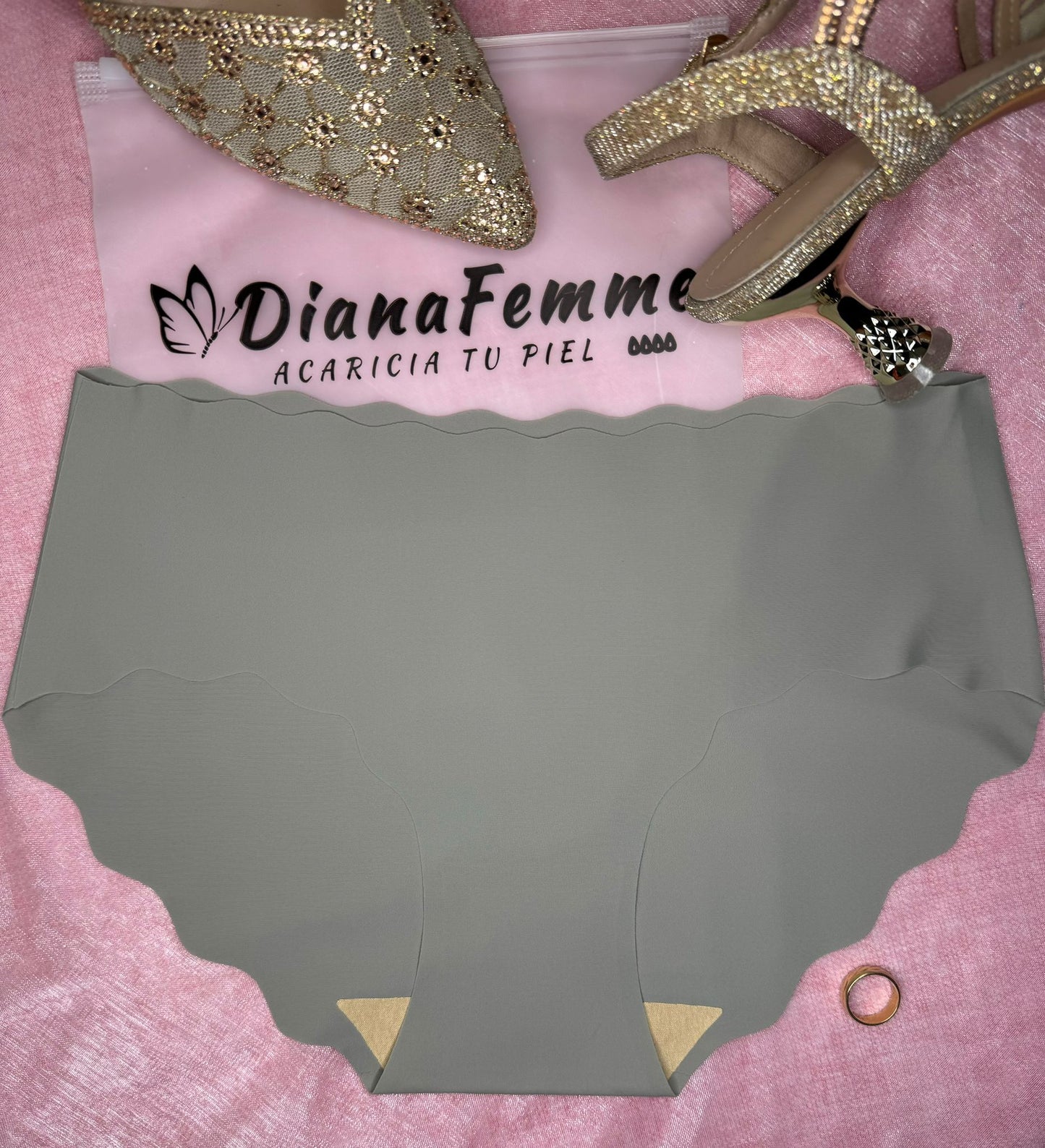 Culotte para dama con ribete de ondas en cintura y pierna, en algodón