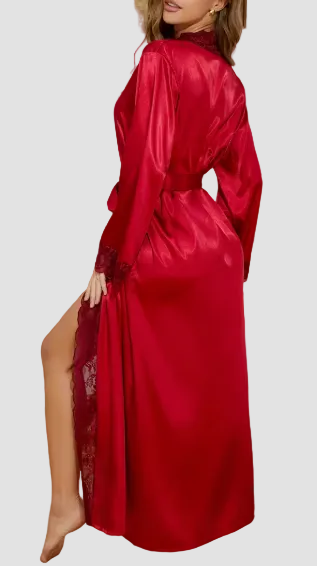 Bata elegante en saten con encaje