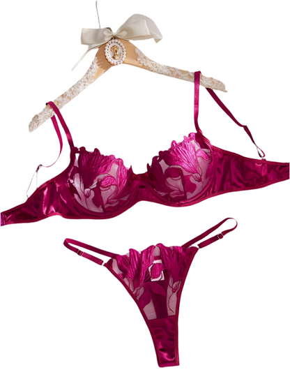 Set elegante y sensual con transparencias y orquídeas que se fusionan en tu piel