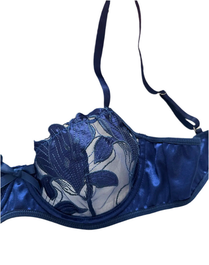 Set elegante y sensual con transparencias y orquídeas que se fusionan en tu piel
