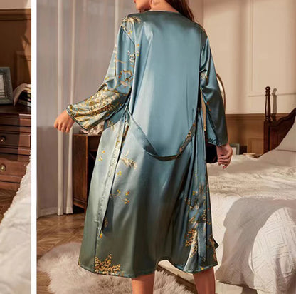 OFERTA -15%Bata de seda satinada con flores sutiles y elegantes