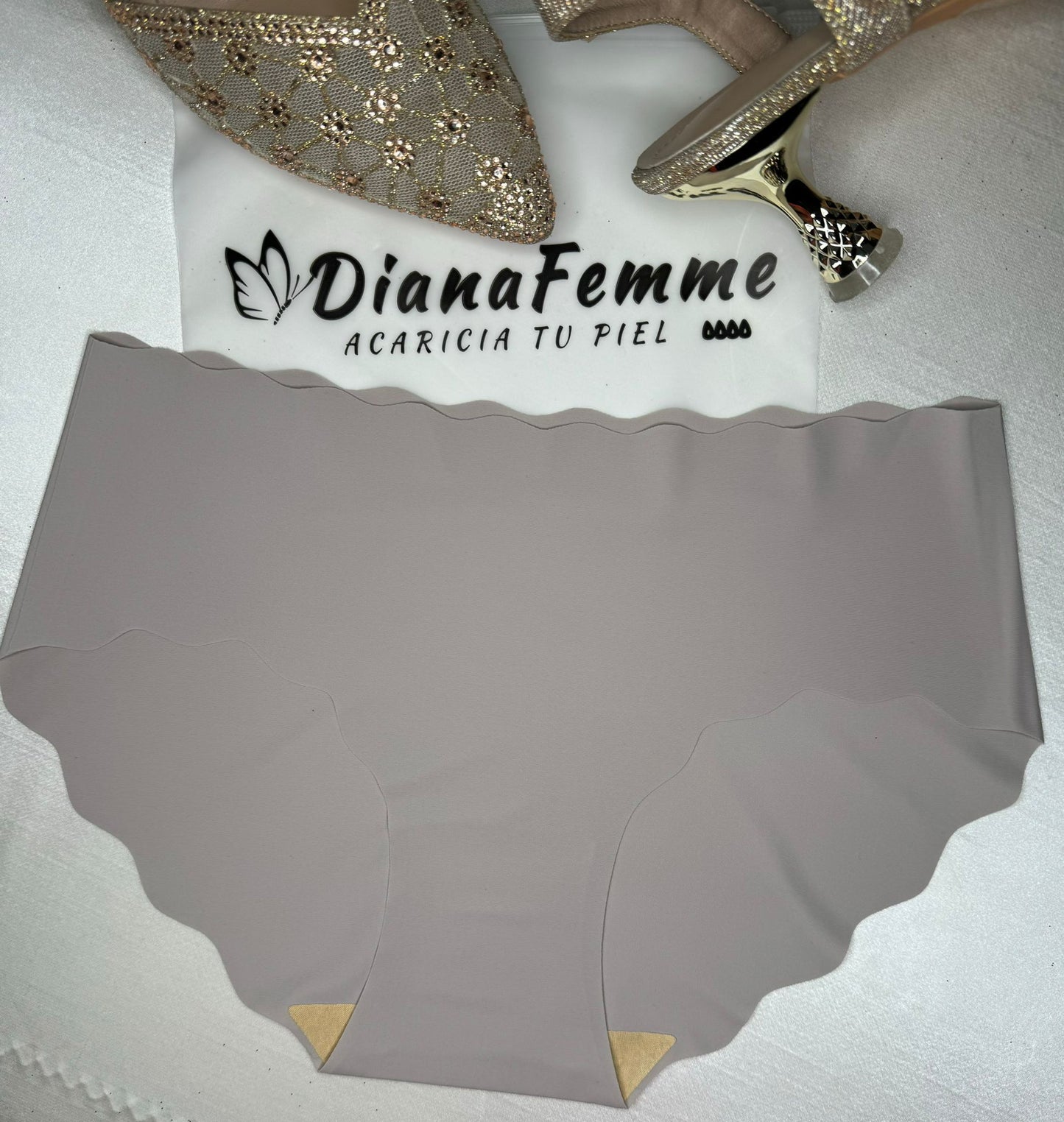 Culotte para dama con ribete de ondas en cintura y pierna, en algodón