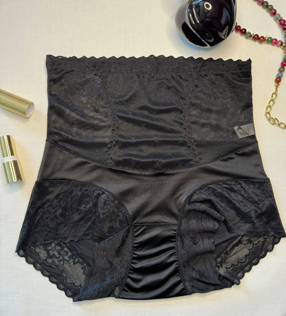 OFERTA Braga sensual talle alto con encaje y seda apariencia tanga.