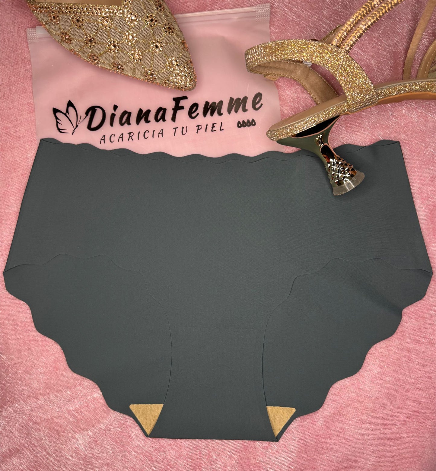 Culotte para dama con ribete de ondas en cintura y pierna, en algodón