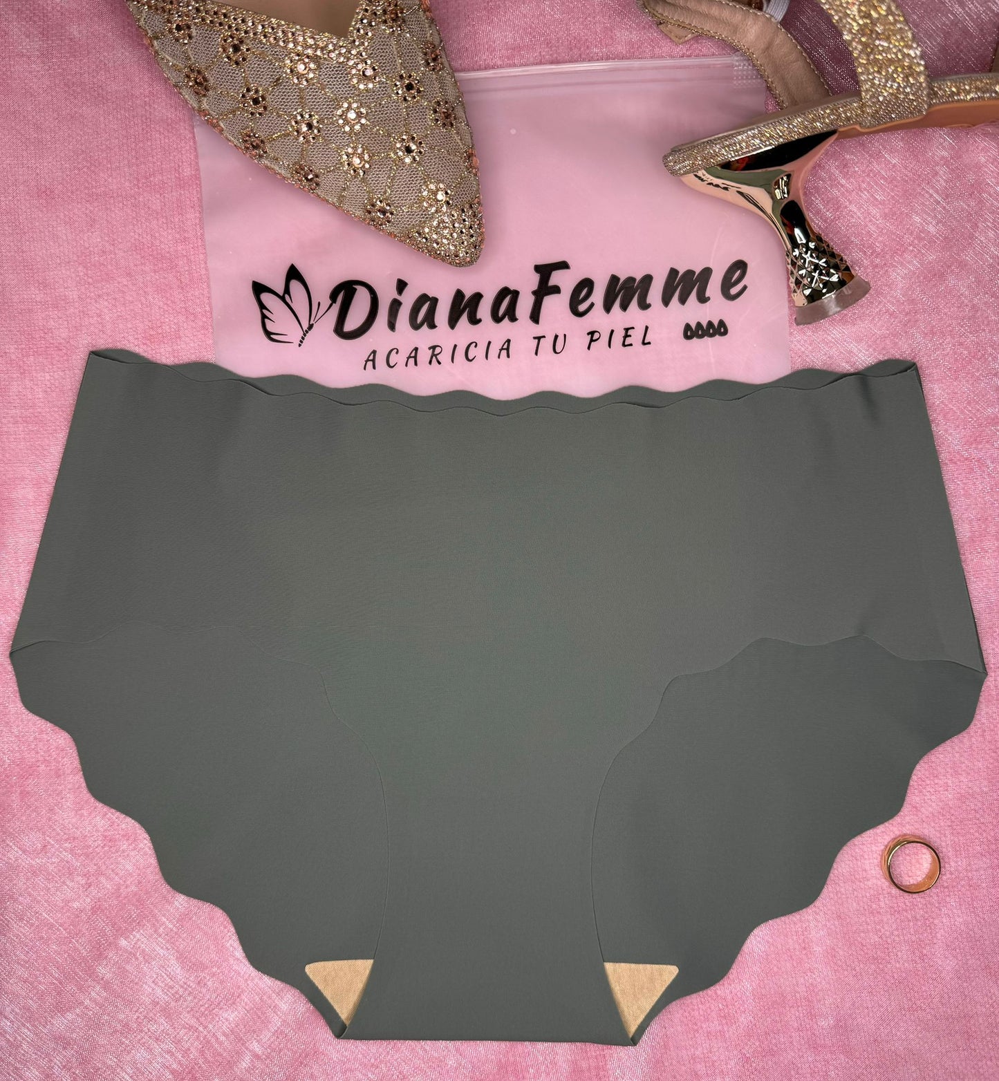 Culotte para dama con ribete de ondas en cintura y pierna, en algodón